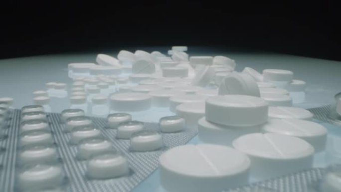 桌子上的白色药片和药物泡罩包装