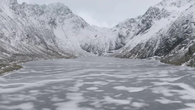 冰川的鸟瞰图。欧洲挪威诺尔兰郡罗弗滕群岛的冰湖。白色雪山丘陵和树木，冬季自然景观背景。著名旅游景点