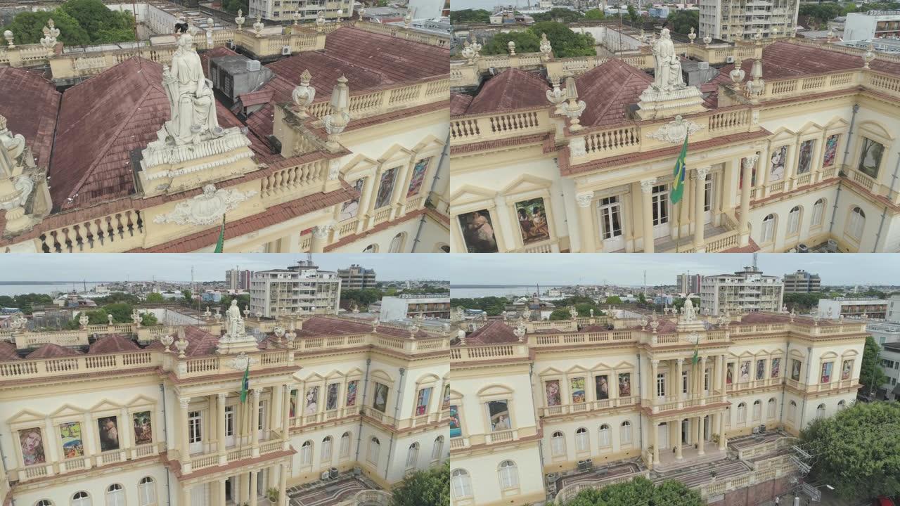 司法部，马瑙斯/巴西3月23日2018: 低空空中拉回秃鹰栖息在巴西亚马逊马瑙斯市司法部大楼顶部的古