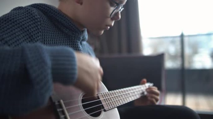 小男孩在家弹吉他小男孩弹吉他沙发