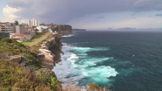 澳大利亚新南威尔士州屈臣氏湾悉尼南头悬崖的镜头。