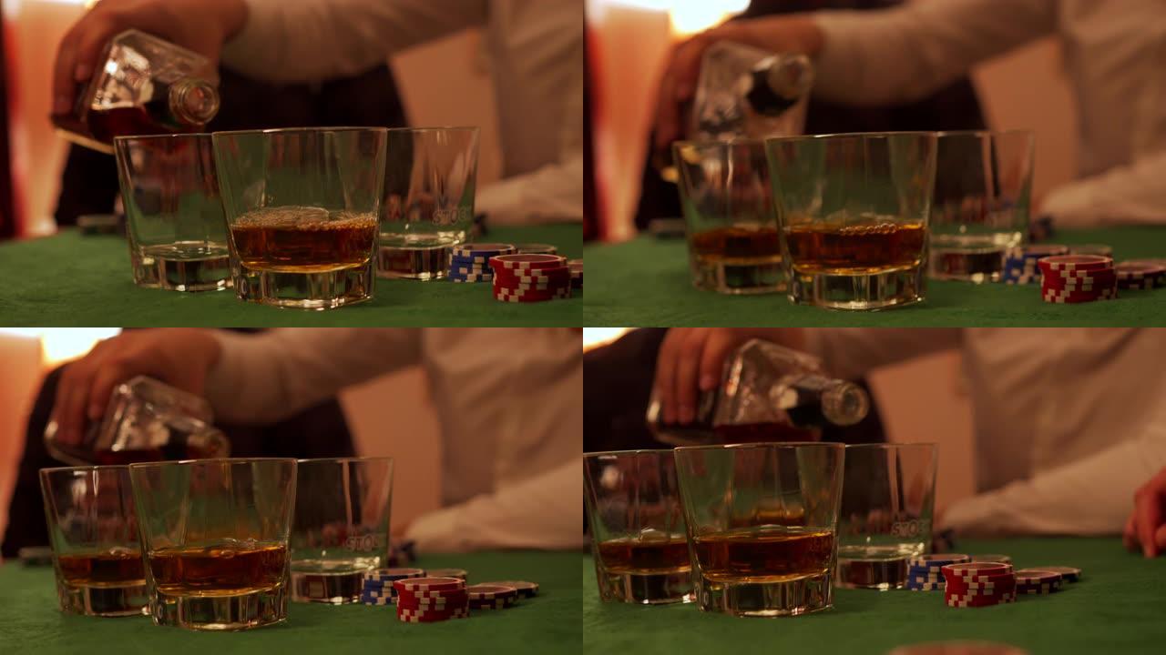 将威士忌倒入玻璃杯中