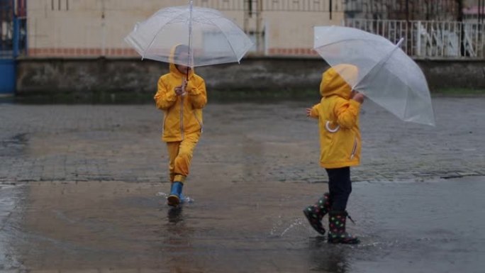 孩子们在下雨的时候玩得开心