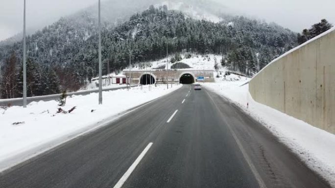 无人机飞越白雪覆盖的森林，卡斯塔莫努市伊尔加兹山隧道，土耳其