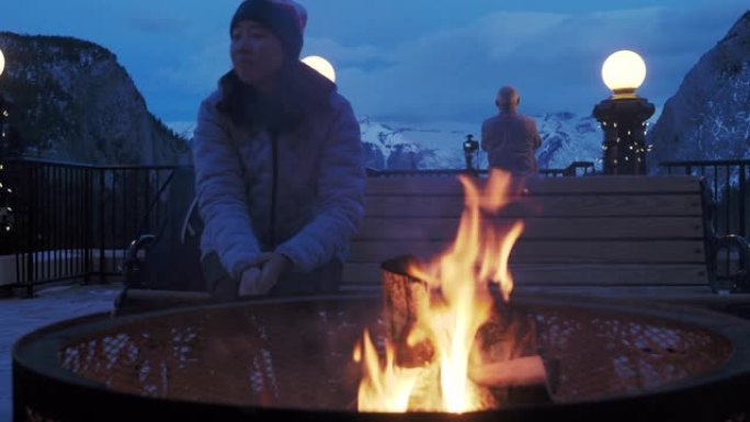 晚上坐在篝火旁的女人
