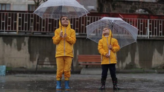 孩子们在下雨的时候玩得开心