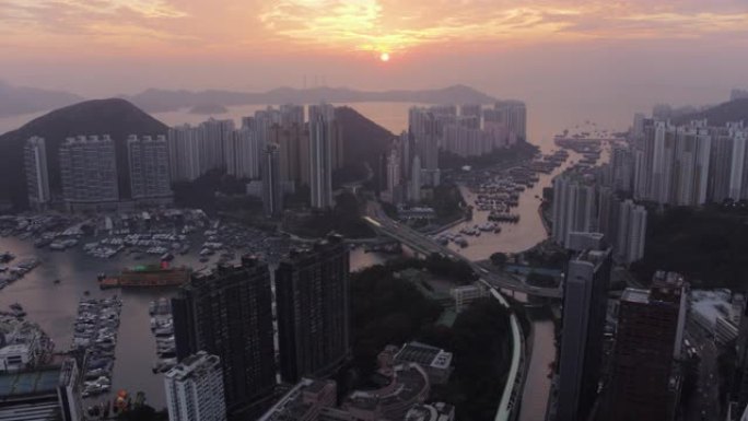 香港空中v32在日落时飞越黄竹坑市区。