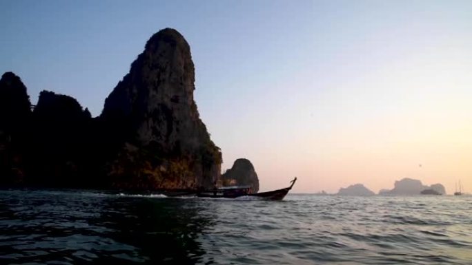 泰国南部Railay海滩日落时的长船