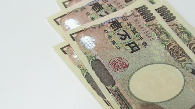 日本钞票数在白桌上。