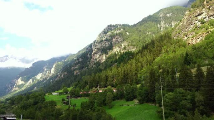 瑞士阿尔卑斯山的红色瑞士菌株。马特霍恩·戈特哈德·巴赫风景秀丽的冰川快速铁路采尔马特到圣莫里茨。