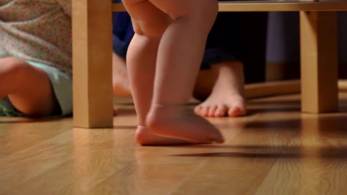 小可爱宝宝迈出第一步的低角度脚视图