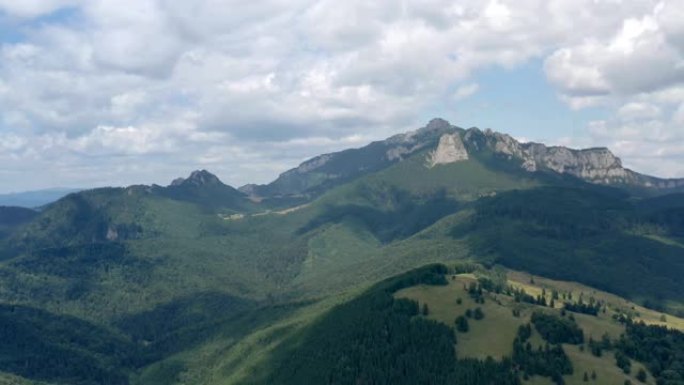 山地夏日景象，在森林上空飞行的无人机