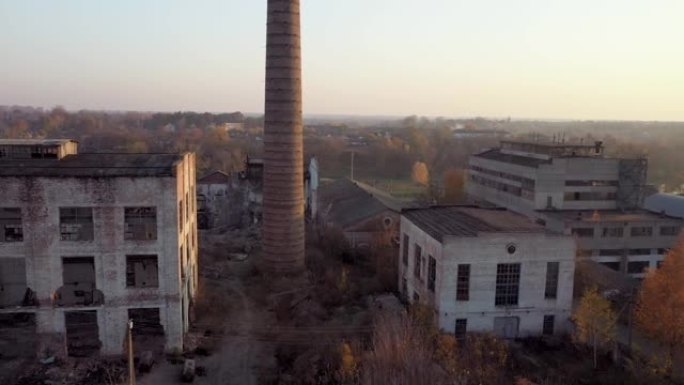 旧工厂废墟和破损窗户的鸟瞰图。旧工业建筑