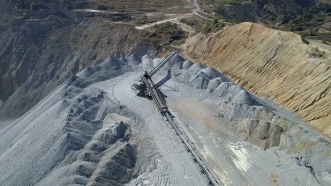 采矿废物处置与生态破坏的鸟瞰图
