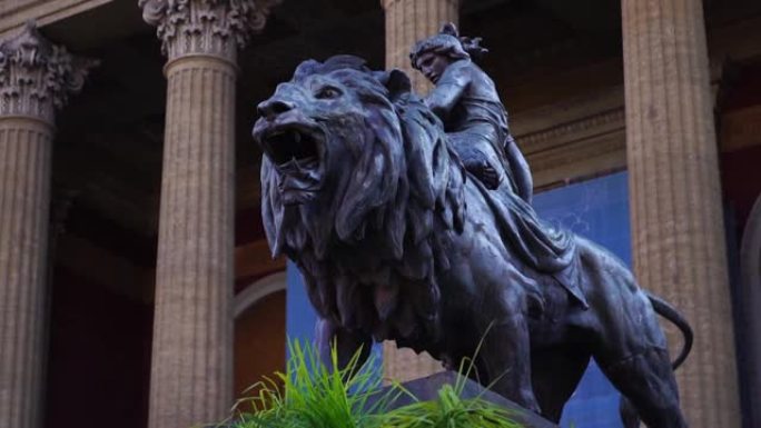 意大利西西里岛巴勒莫的马西莫·维托里奥·埃马努埃莱剧院前的狮子雕像。