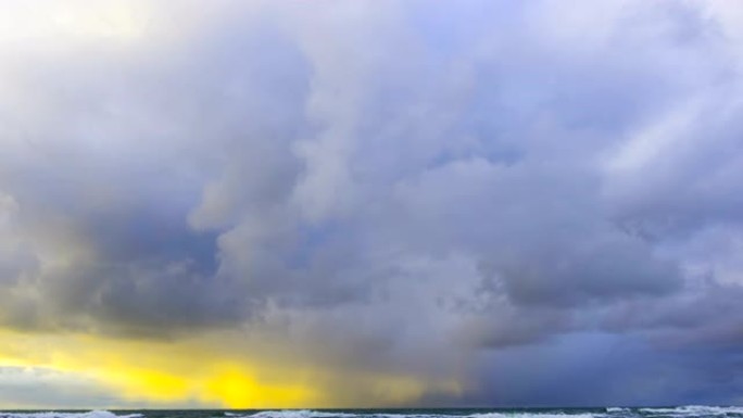 黑暗而戏剧性的风暴云区背景。时间流逝。日落时史诗般的风暴热带云。太平洋沿岸。棕榈滩。延时4K UHD