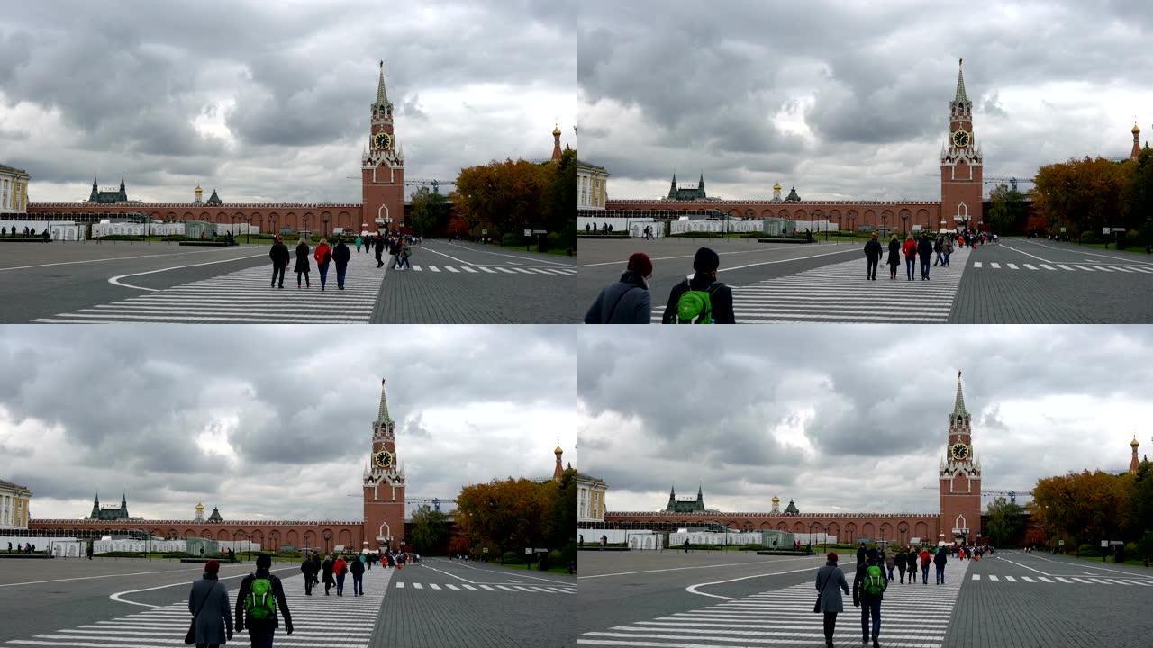 俄罗斯莫斯科-2019年10月5日: 游客沿着克里姆林宫内的Spasskaya街行走