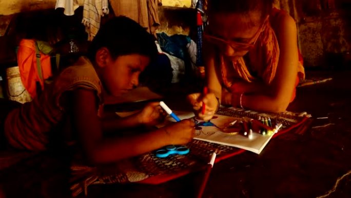 白人妇女与小印度男孩用毡尖笔在相册中画肮脏的破旧房间里一堆衣服瓦拉纳西的贫民窟