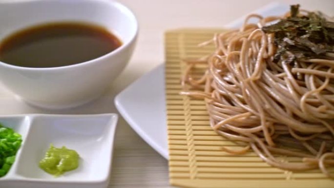 冷荞麦地板面条或bleru拉面-日本美食风格