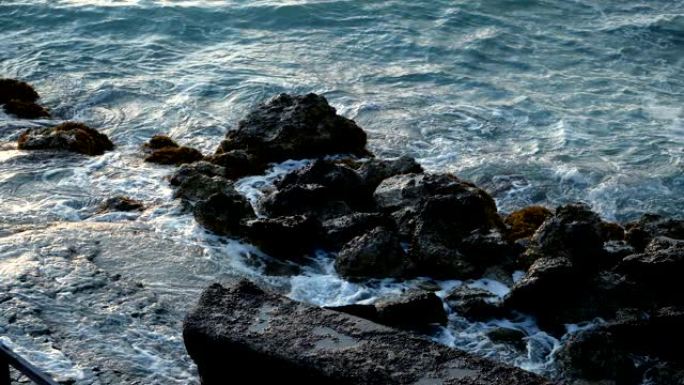 海景。大浪在爱奥尼亚海岸边破碎。希腊。慢动作。高清