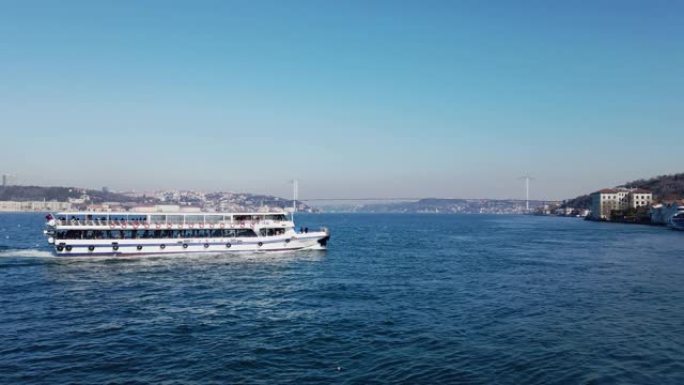 在伊斯坦布尔的博斯普鲁斯海峡载人的船