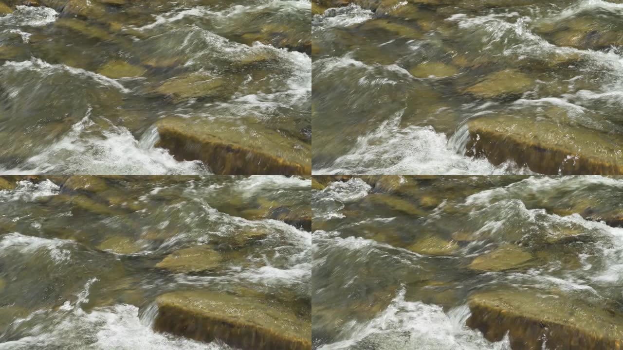 乌克兰黑切里莫什夏日美丽的山河特写视图。快速流动的水和岩石