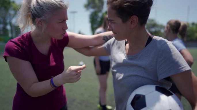 女子足球运动员在比赛开始前互相支持