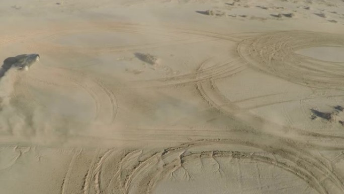 汽车在莫哈韦沙漠漂流并留下轮胎痕迹