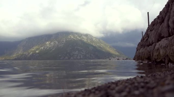 海湾景山及远村多云天气