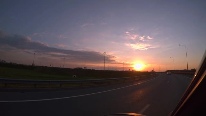 傍晚的日落，高速公路，开车旅行。4K。