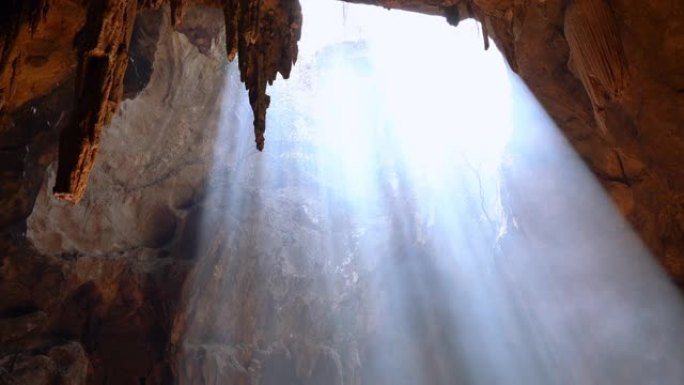放大洞穴光线的视频。泰国自然奇妙的旅游胜地，Phetchaburi省Khao Luang Cave的
