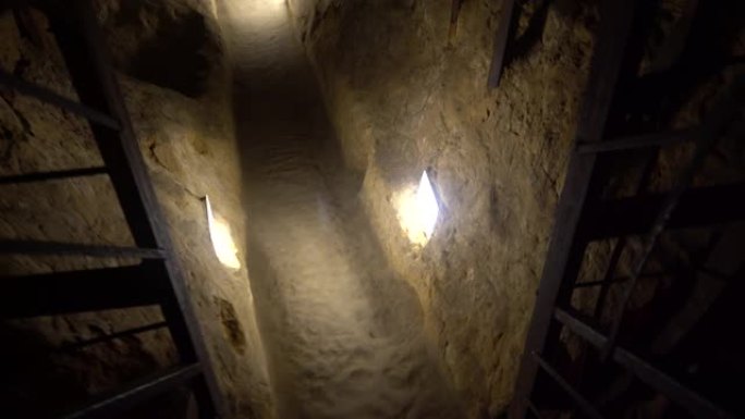 切尔尼戈夫，乌克兰，埃利亚斯教堂，安东尼洞穴的内部视图。修道院的地下通道。