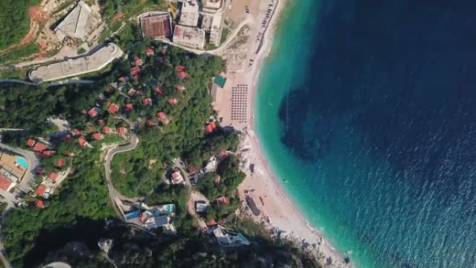 黑山Perazica Do海滩的鸟瞰图及其清澈的海水