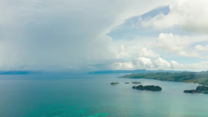 海上的雷云。有大云的海景