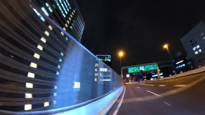 高速公路上的夜间驾驶