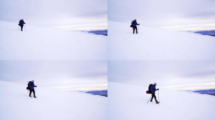 登山者在冬季的高海拔山峰上行走