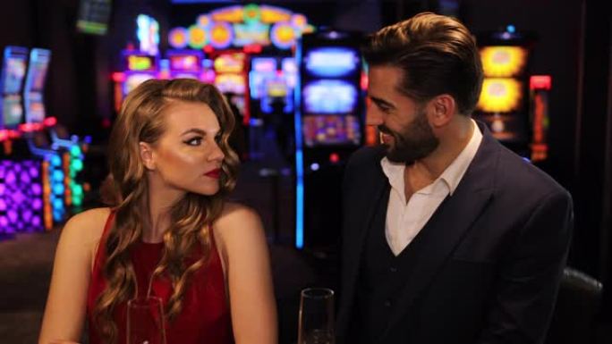 美丽的年轻夫妇在赌场调情