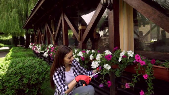 戴着橡胶手套的女孩用花园修剪植物