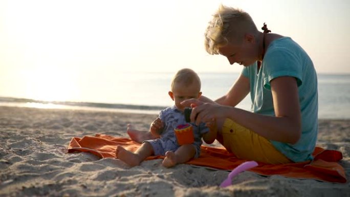 夏天的一天，小男孩和妈妈在海滩上玩耍