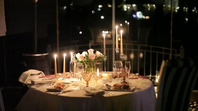 浪漫晚餐的桌子。为恋人提供蜡烛和餐具的桌子