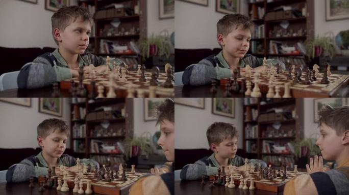 小男孩一起下棋两个男孩外国小孩国际象棋