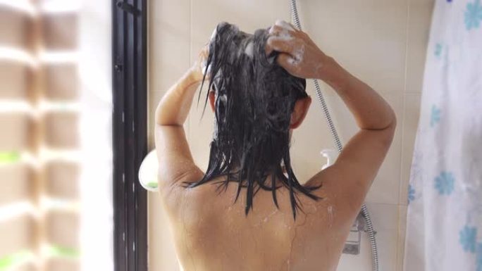 成熟女人用香波洗头，上身后视图。