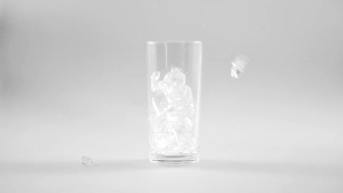 将冰块倒入玻璃中慢镜头升格下落掉入杯中