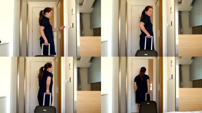 一个女孩在旅馆房间里拿着手提箱，她拿出房间钥匙离开。