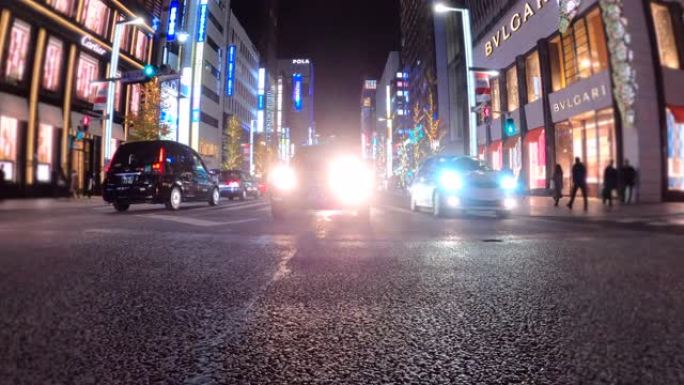 东京银座人行横道低视角柏油路霓虹灯闪耀