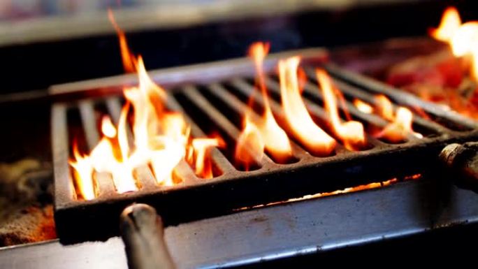 传统煎肉炉中的火焰燃烧