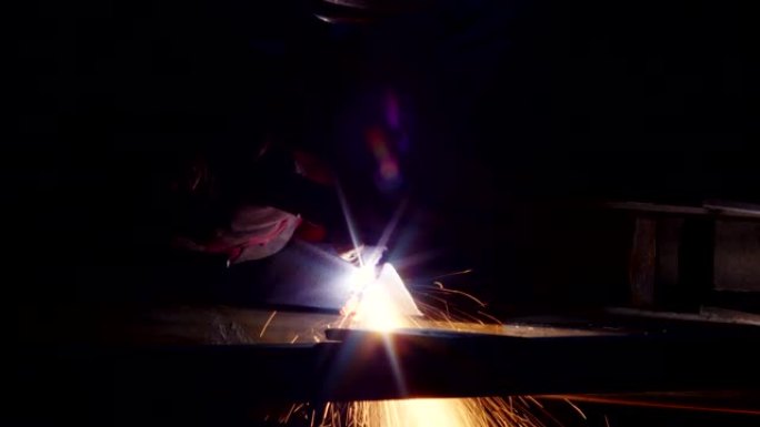 制造厂手套切割钣金的工人。用乙炔或氧气炬进行气体金属切割。工业中氧气与工件之间放热反应产生的明亮火花
