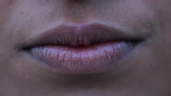 非裔美国妇女的嘴和嘴唇，宏观特写
