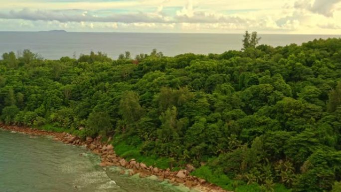 印度洋上的塞舌尔岛La Digue景观，美丽的蓝海，海浪，沙滩和热带天堂中的绿色森林。旅游图片。海滩