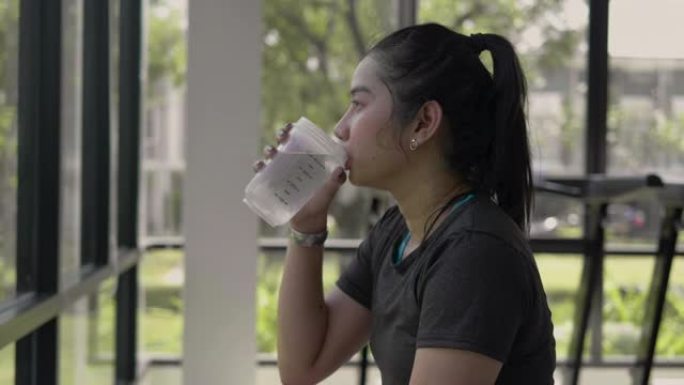 妇女运动后喝水补充水份电解质水健身